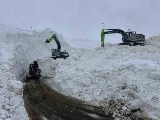 Şırnak&rsquo;ta &ccedil;ığ d&uuml;şen yolda &ccedil;alışmalar devam ediyor
