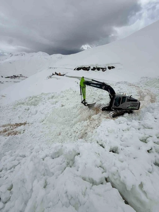 Şırnak&rsquo;ta &ccedil;ığ d&uuml;şen yolu a&ccedil;mak i&ccedil;in ekipler seferber oluyor
