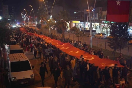 Şırnak’ta Cumhuriyet Bayramı coşkusu: 300 metrelik Türk bayrağıyla yürüyüş, Kürtçe şarkılarla kutlama
