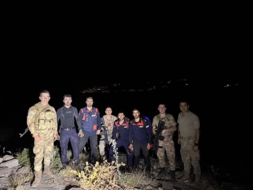 Şırnak&rsquo;ta dağda mahsur kalan 2 m&uuml;hendis askeri helikopterle kurtarıldı
