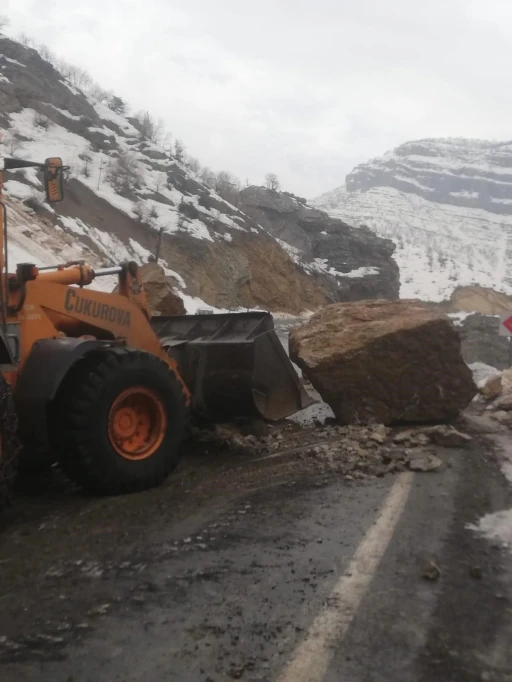 Şırnak&rsquo;ta dev kaya par&ccedil;aları yola d&uuml;şt&uuml;
