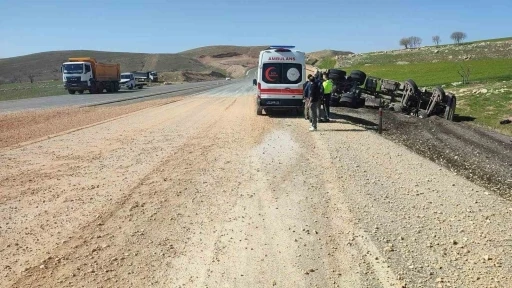 Şırnak&rsquo;ta devrilen kamyonun s&uuml;r&uuml;c&uuml;s&uuml; yaralandı
