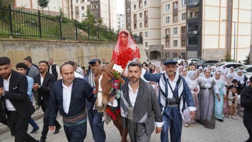 Şırnak&rsquo;ta d&uuml;nyaevine giren gelin, asırlık gelenekle baba evinden alındı
