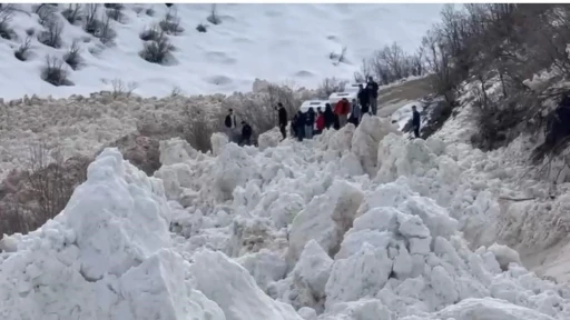 Şırnak&rsquo;ta facianın eşiğinden d&ouml;n&uuml;ld&uuml;: &Ouml;ğrencileri taşıyan servis &ccedil;ığ altında kalmaktan son anda kurtuldu
