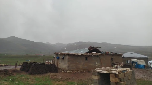 Şırnak’ta fırtına, ev ve ağılın çatısını uçurdu

