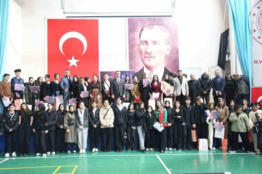 Şırnak&rsquo;ta gen&ccedil; yetenekler tiyatro il finalinde sahne aldı
