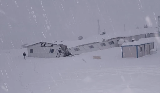 Şırnak&rsquo;ta hastane şantiyesinde &ccedil;&ouml;kme paniği: Konteyner yemekhane &ccedil;atısı yıkıldı
