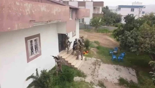 Şırnak’ta kaçakçılık operasyonu: Ev ve iş yerlerinden cephanelik çıktı
