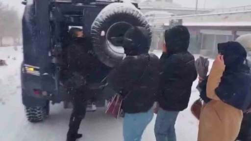 Şırnak&rsquo;ta kar alarmı: Polis mahsur kalan vatandaşların yardımına koştu
