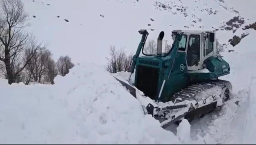 Şırnak&rsquo;ta kar kalınlığı 2 metreyi aştı, ekipler vardiyalı sistemle &ccedil;alışıyor
