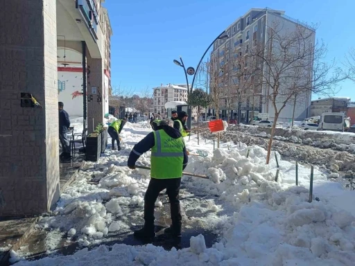 Şırnak&rsquo;ta kar seferberliği: Kaldırımlar k&uuml;reklerle temizlendi
