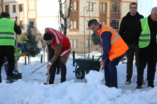 Şırnak&rsquo;ta kar temizliğinde ara&ccedil; engeli

