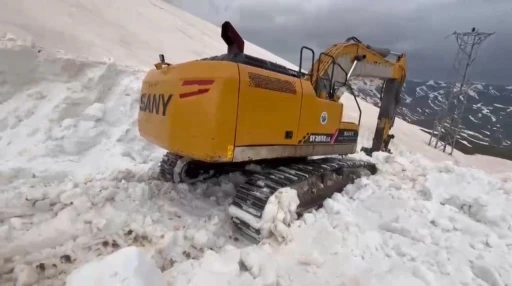 Şırnak&rsquo;ta karla m&uuml;cadele &ccedil;alışmaları 7 aydır s&uuml;r&uuml;yor
