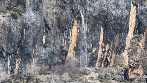 Şırnak&rsquo;ta kayanın i&ccedil;inden d&ouml;k&uuml;len sular hayran bırakıyor
