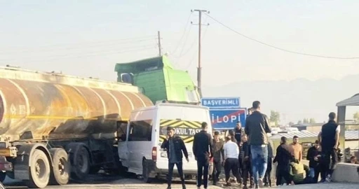 Şırnak’ta okul servisi tankerle çarpıştı: 13’ü öğrenci 14 yaralı
