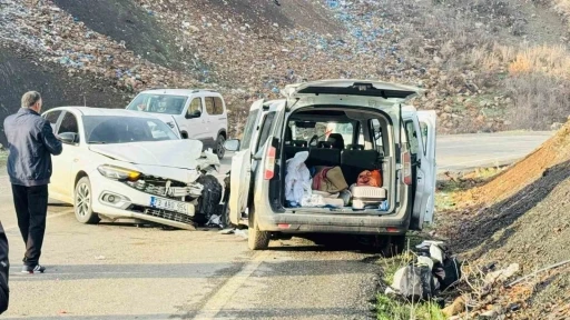 Şırnak’ta otomobil ile kamyonet kafa kafaya çarpıştı: 3 yaralı
