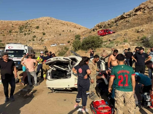 Şırnak&rsquo;ta otomobil şarampole yuvarlandı: 2 &ouml;l&uuml;, 2 yaralı
