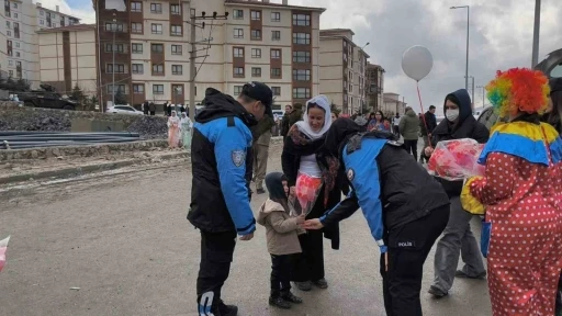 Şırnak&rsquo;ta polis Nevruz etkinliklerine katılan &ccedil;ocuklara pamuk şeker ve balon dağıttı

