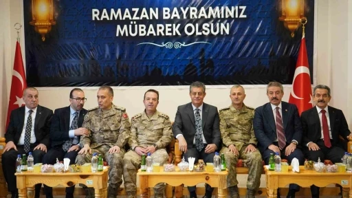 Şırnak&rsquo;ta protokol-vatandaş bayramlaşması
