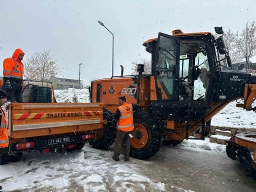 Şırnak&rsquo;ta "turuncu kod" alarm: 22 ara&ccedil; yollarda kaldı
