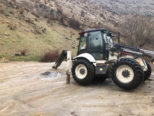 Şırnak&rsquo;ta sel suları yolları kapattı
