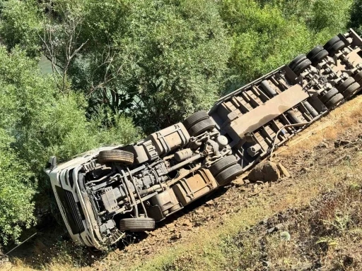 Şırnak&rsquo;ta tır u&ccedil;urumdan yuvarlandı: 1 yaralı
