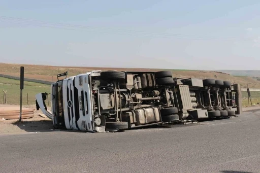Şırnak’ta virajı alamayan tır devrildi: 1 yaralı
