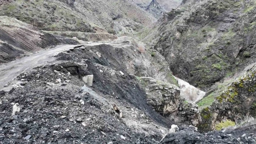Şırnak&rsquo;ta yağışla beraber heyelan oluştu
