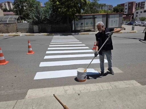 Şırnak&rsquo;ta yaya ge&ccedil;itleri ve yol &ccedil;izgileri yenileniyor
