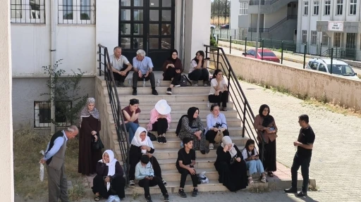 Şırnak&rsquo;ta YKS heyecanı: Sınava ge&ccedil; kalanları emniyet yetiştirdi
