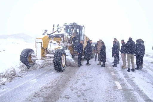 Şırnak&rsquo;ta yoğun kar alarmı: Kriz masası aktif, yollar i&ccedil;in seferberlik
