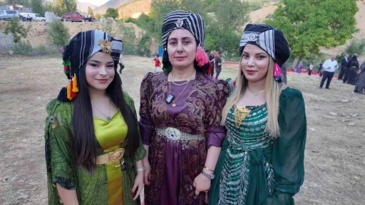 Şırnak&rsquo;ta y&uuml;z yıllardır s&uuml;ren gelenek: Başlara takılan puşiler, d&uuml;ğ&uuml;nlere renk katıyor
