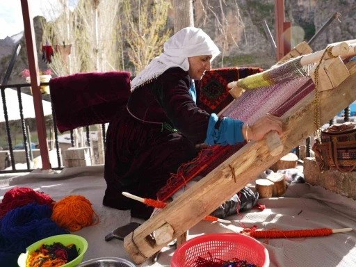 Şırnaklı kadınların ilmek ilmek işlediği seccadeler 20 bin liradan satılıyor
