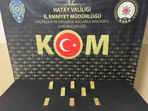 Sırt &ccedil;antasında 8 kilogram g&uuml;mr&uuml;k ka&ccedil;ağı altın taşırken yakayı ele verdi
