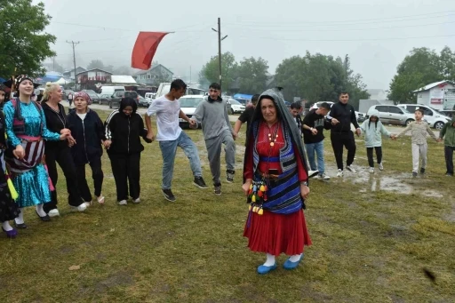 Sis, yağmur, &ccedil;amur dinlemediler, 116 yıllık geleneği yaşattılar
