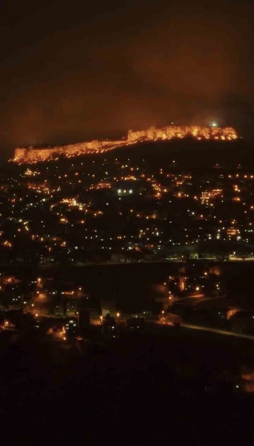 Sisle b&uuml;t&uuml;nleşen Mardin gecesi kartpostallık g&ouml;r&uuml;nt&uuml;ler oluşturdu
