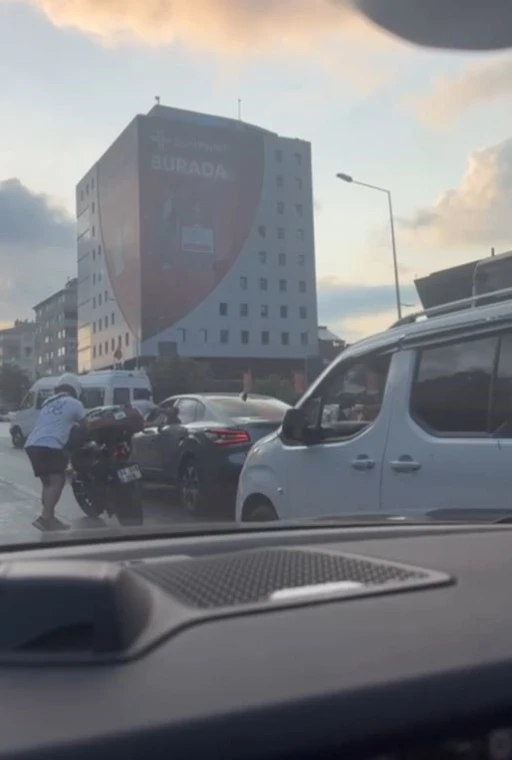 Şişli’de kazanın ardından sürücü diğer aracın sürücüsüne saldırdı: O anlar kamerada
