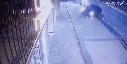 Şişli&rsquo;de kontrolden &ccedil;ıkan l&uuml;ks otomobil d&uuml;kkana daldı: O anların g&ouml;r&uuml;nt&uuml;s&uuml; ortaya &ccedil;ıktı
