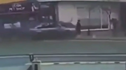 Şişli&rsquo;de otomobilin yayaların arasına daldığı anlar kamerada
