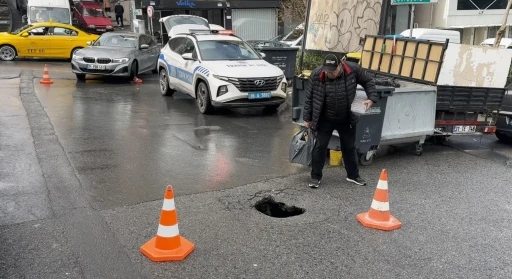 Şişli&rsquo;de sağanak yağış nedeniyle yol &ccedil;&ouml;kt&uuml;

