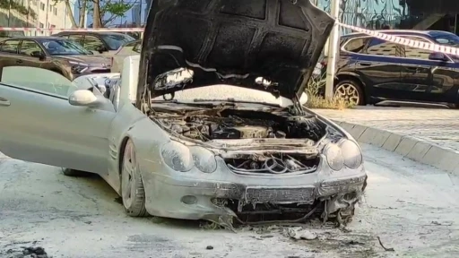 Şişli&rsquo;de seyir halindeki l&uuml;ks otomobil yanarak kullanılamaz hale geldi

