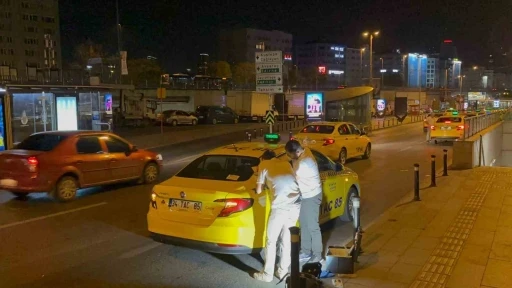 Şişli&rsquo;de taksi şof&ouml;r&uuml;ne yolcu saldırısı: Ağır yaralanan taksici kalp krizi ge&ccedil;irdi
