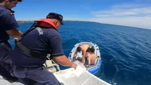 Şişme botları patlayan ve r&uuml;zgarla s&uuml;r&uuml;klenen 2 genci sahil g&uuml;venlik ekipleri kurtardı
