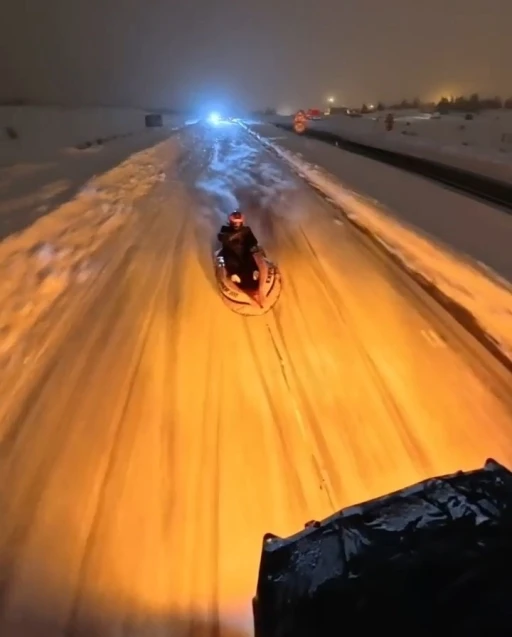 Şişme botu kızak yapıp ATV ara&ccedil;la &ccedil;ektiler
