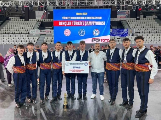 Sivas Halk Oyunları ekibi T&uuml;rkiye şampiyonu oldu
