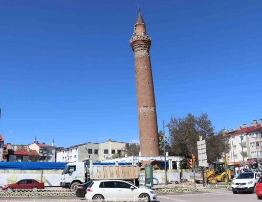 Sivas&rsquo;ın 8 asırlık eğri minaresi restorasyona alındı
