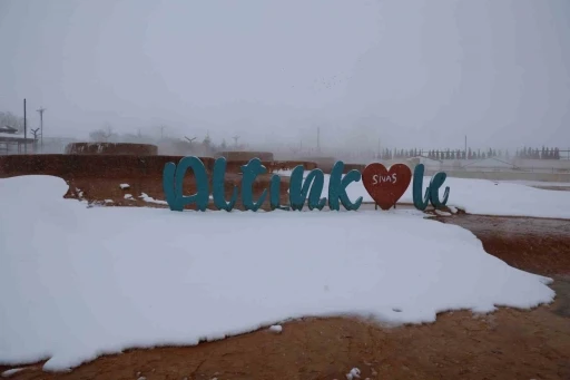 Sivas&rsquo;ın Altınkale Travertenleri, yağan kar ile eşsiz g&ouml;r&uuml;nt&uuml;ler oluşturdu
