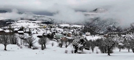 Sivas&rsquo;ın baharı kışı aratmadı, y&uuml;ksek kesimlerde kar etkili oldu
