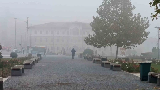 Sivas’ın tarihi kent meydanı sislere gömüldü
