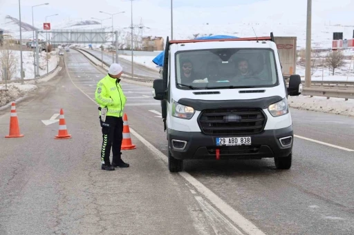 Sivas-Kayseri kara yolu ara&ccedil; ulaşımına kapatıldı
